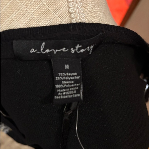 Chic Black Blouse with Patterned Sheer Sleeves - Picture 3 of 5